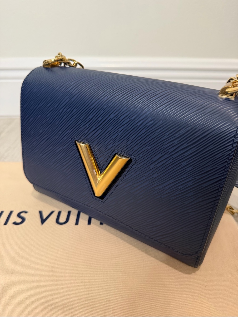 Louis Vuitton Navy Leather Twist MM Shoulder Bag with Gold Chain - Picture 4 of 12